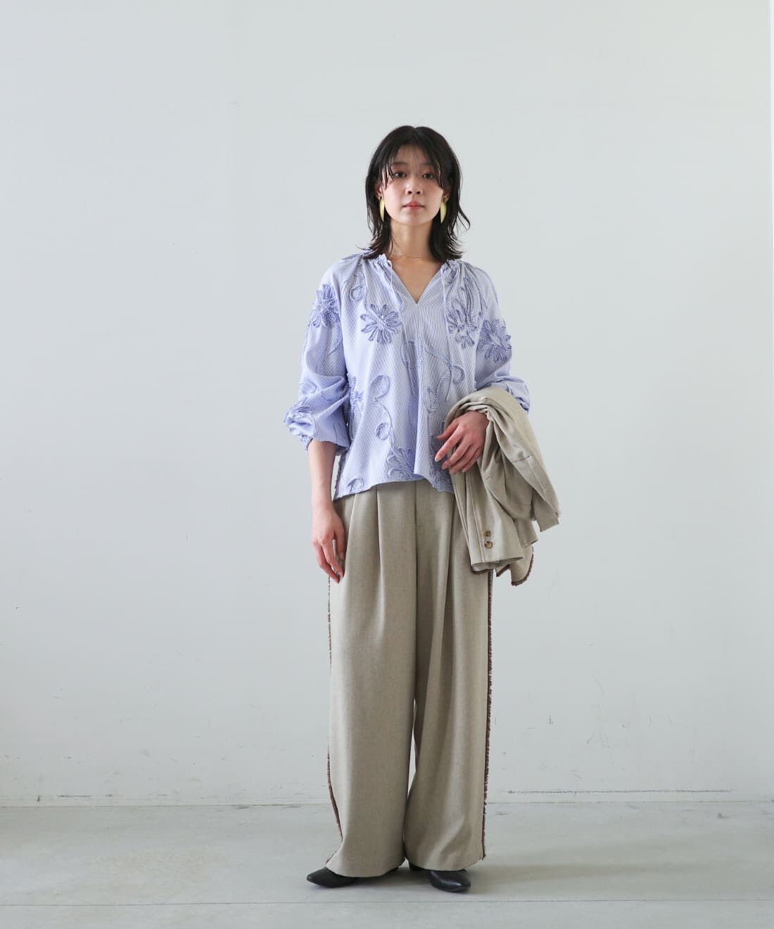 MEDE19F|フリンジ遣いのリラックス ダブルジャケット〈グレージュ〉とフリンジ遣いのカットオフパンツ〈グレージュ〉とヴィンテージトライアングルイヤリングのコーディネート
