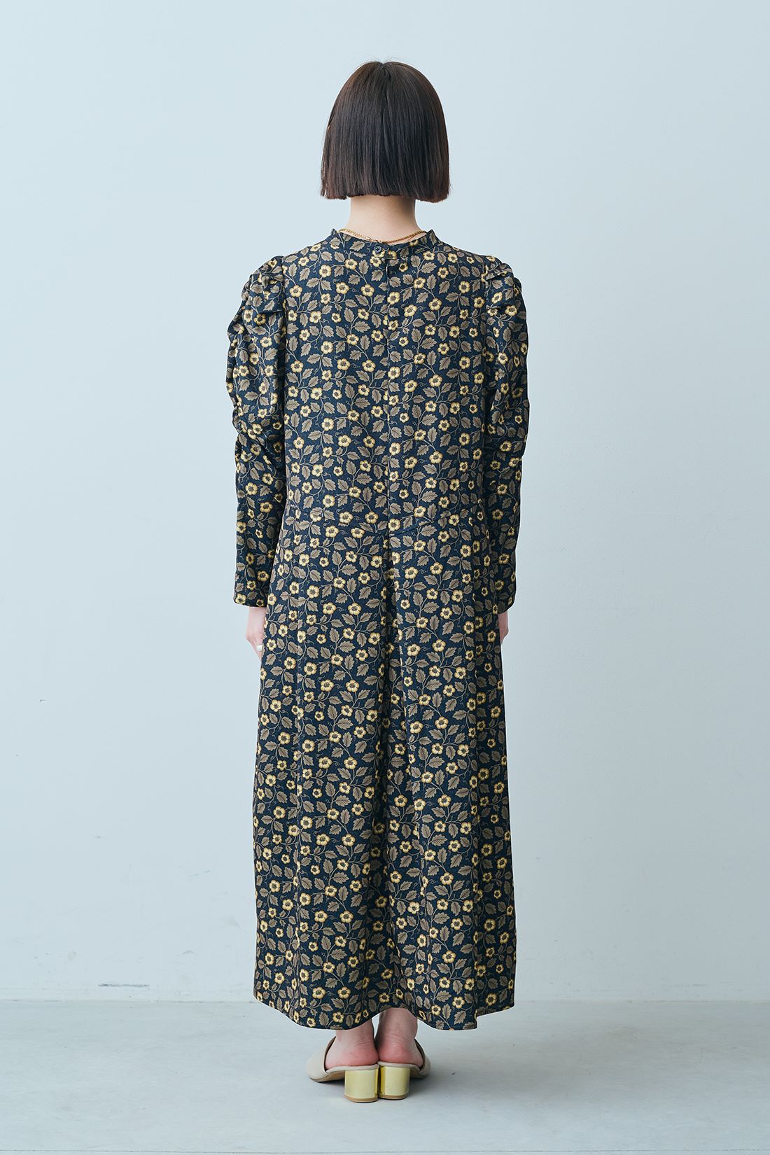 MEDE19F|MEDE19F　〈atelier Morris〉アシメトリーヘムデザインのプリントワンピース〈ネイビー〉|身長：150cm・着用サイズ：MP