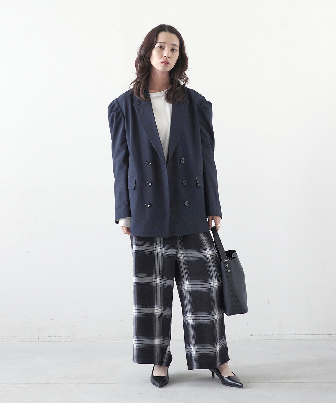 MEDE19F [メデ・ジュウキュウ]|クラッシュべロア調 トップスの会とクラッシュべロア調 トップスの会とラップデザイン プリントチェックパンツ〈ブラック〉のコーディネート|モデル身長： 168cm　Mサイズ着用