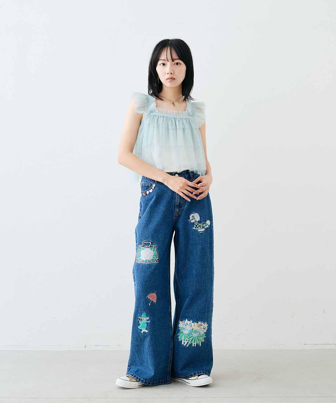 MEDE19F|MOOMIN 刺繍がちりばめられた贅沢デニム〈インディゴブルー〉とヴィンテージパーツイニシャルネックレスのコーディネート|モデル身長：163cm　着用サイズ：M