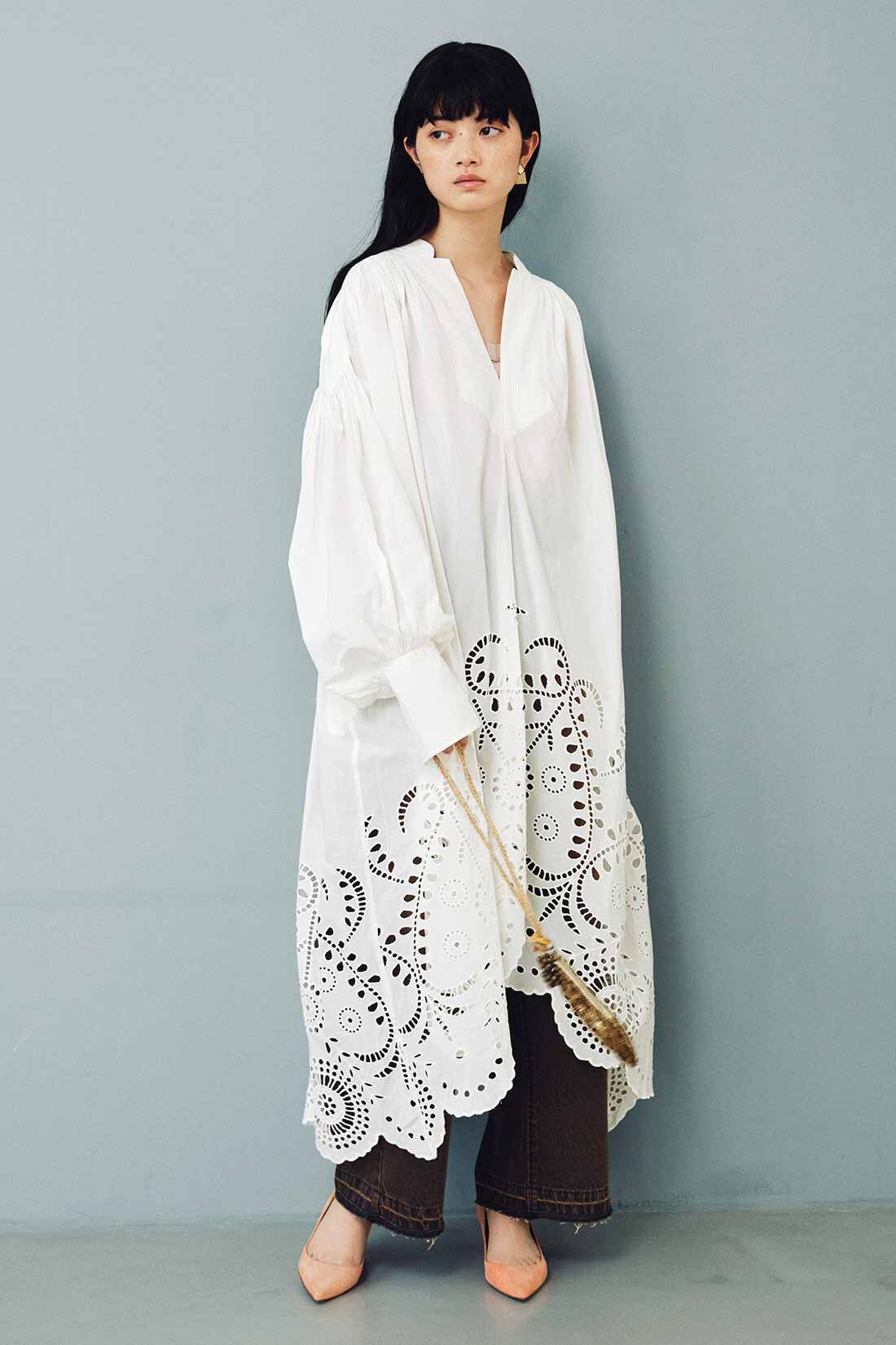 MEDE19F|MEDE19F　〈MADE IN INDIA COLLECTION〉エンブロイダリーコットンワンピース|「日常をスペシャルにする一着」ボリューミーなシルエットながら、すその前後差や柄の透かし効果で印象は軽やか。デニムなどのパンツと合わせて、ぜひ日常に。