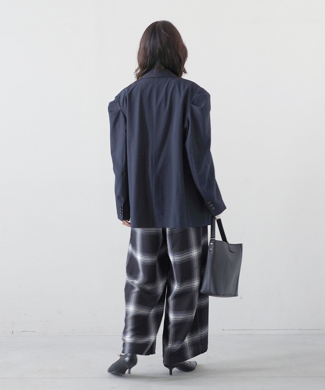 MEDE19F [メデ・ジュウキュウ]|クラッシュべロア調 トップスの会とクラッシュべロア調 トップスの会とラップデザイン プリントチェックパンツ〈ブラック〉のコーディネート|モデル身長： 168cm　Mサイズ着用