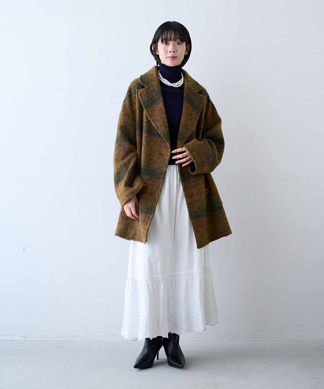 MEDE19F|シャギー素材 ミリタリーコート〈イエローミックスブラウン〉と綿 タートルニットの会と配色遣いの大判ストールのコーディネート