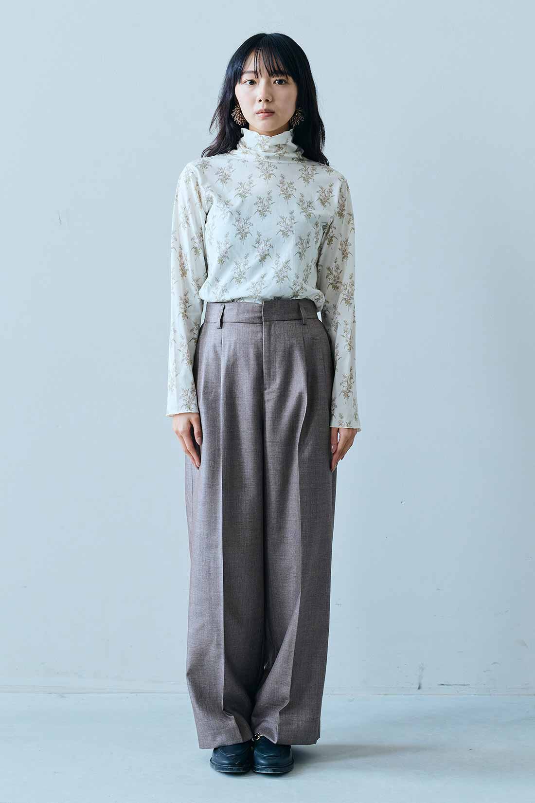 MEDE19F|MEDE19F　ミュルーズモダン〈「ミュルーズ染織美術館」アーカイブコレクション〉コットンプリントハイネックトップスの会|モデル身長：163cm　着用サイズ：M