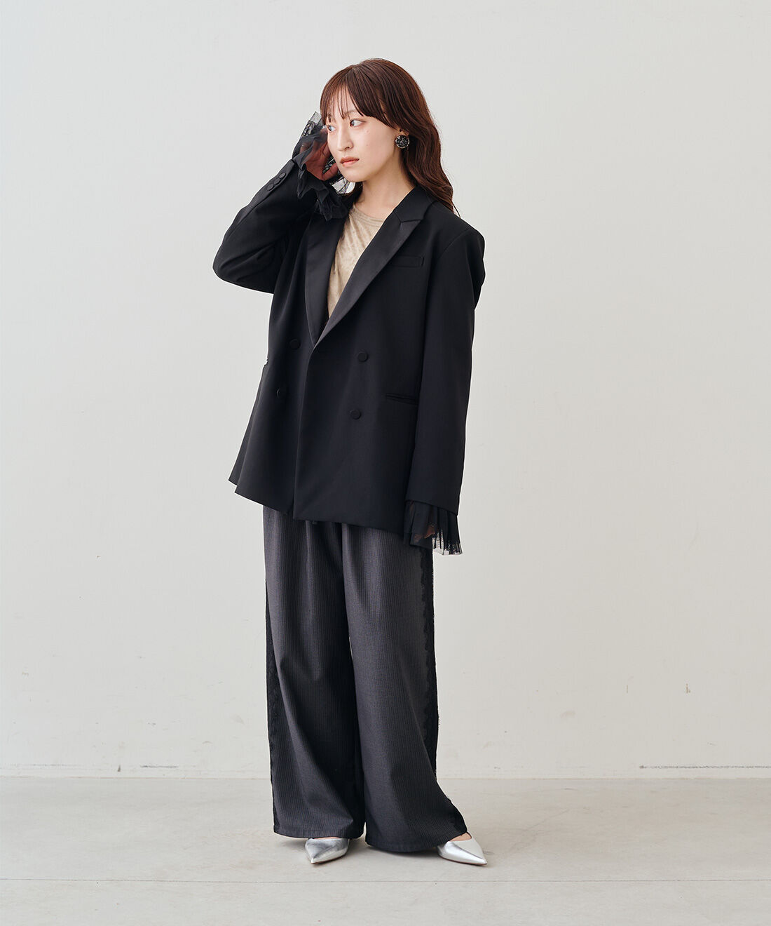 MEDE19F|クラッシュべロア調 トップスの会とチュール ギャザーカフス〈ブラック〉とクラッシュべロア調 トップスの会のコーディネート