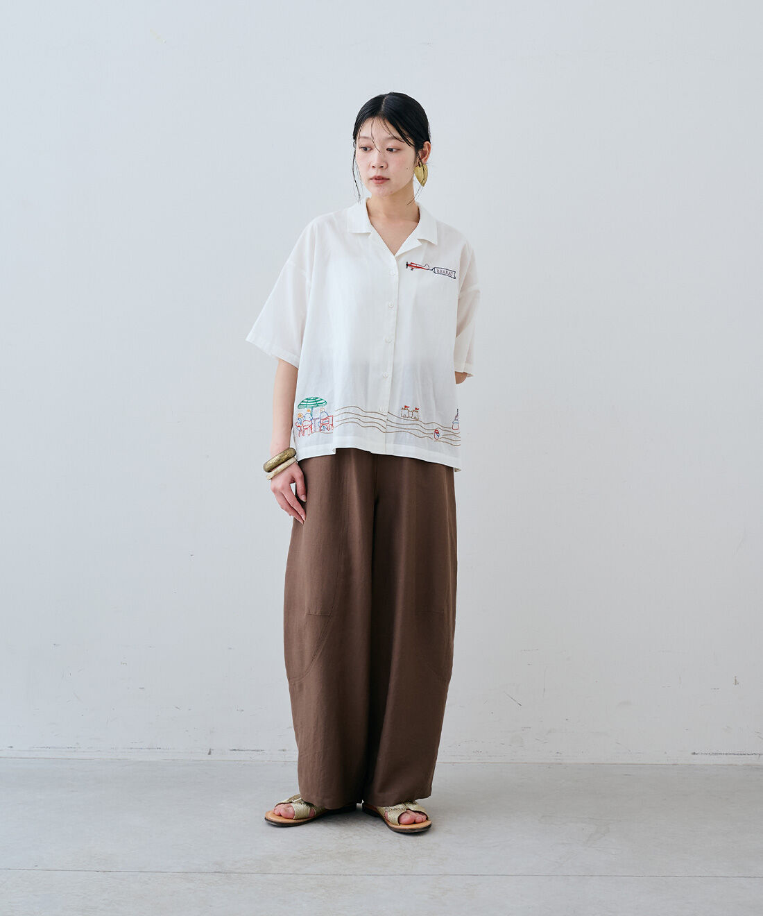 MEDE19F [メデ・ジュウキュウ]|バカンス刺繍開衿シャツ〈オフホワイト〉とヴィンテージトライアングルイヤリングのコーディネート|163cm　size：M