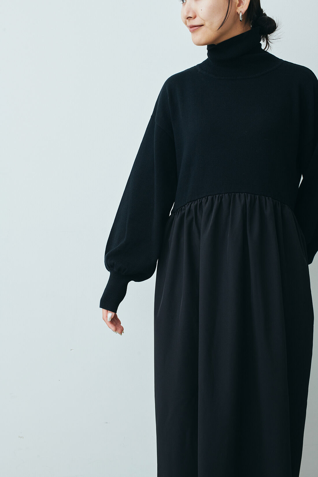 MEDE19F|MEDE19F 異素材ドッキング タートルネックワンピース〈ブラック〉