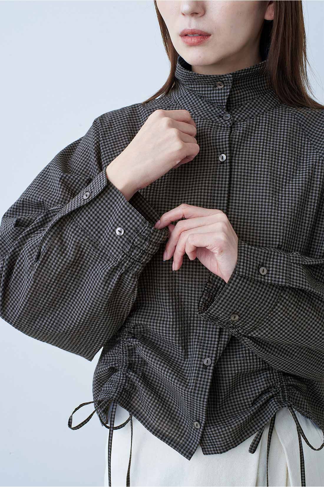 MEDE19F|MEDE19F　UV加工をほどこしたサッカー素材のオーバーシャツ〈グレー×ブラック〉|袖口は2段階ボタン＆ゴム仕様でプッシュアップもらくにできます。