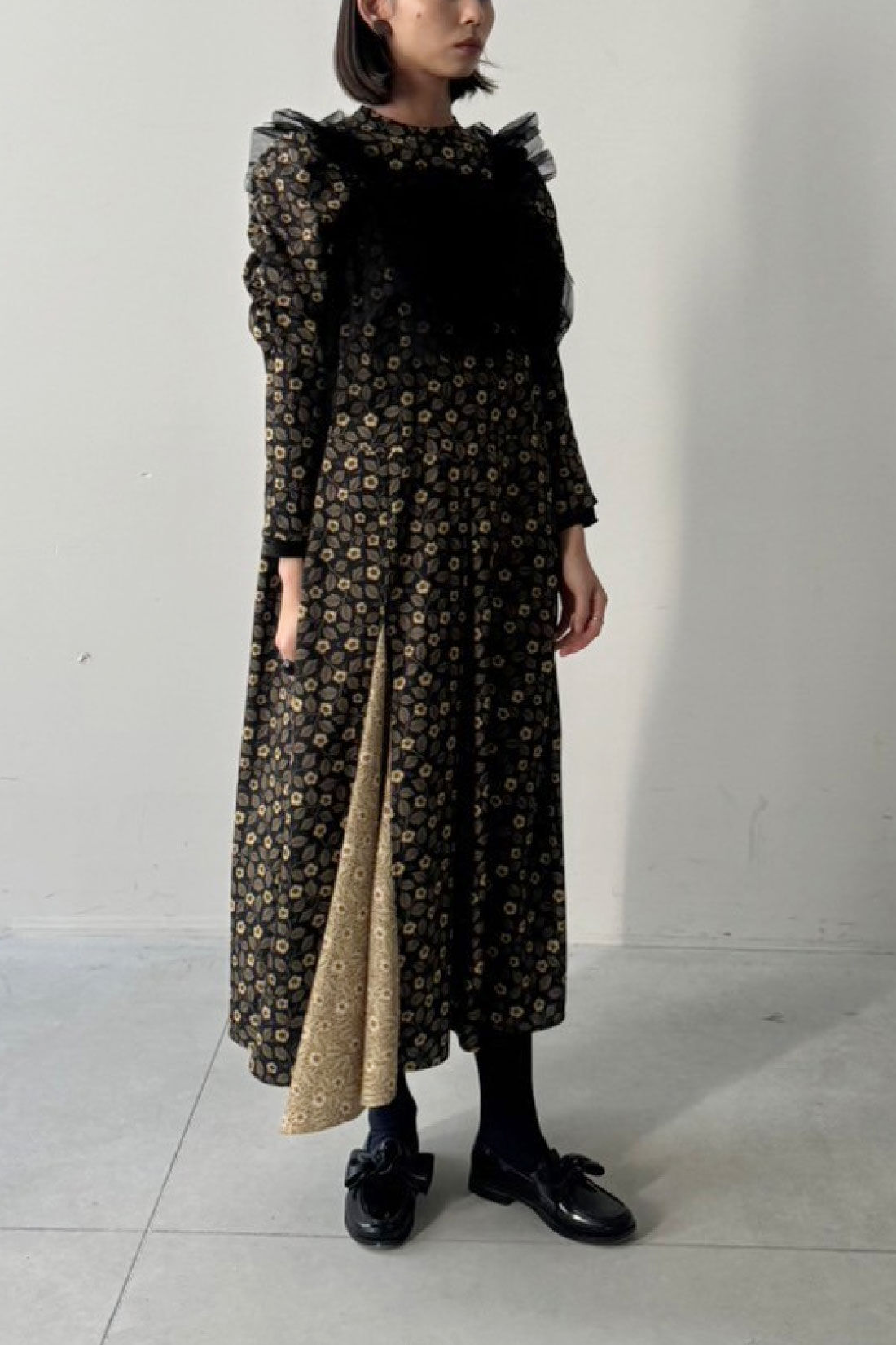 MEDE19F|【Atelier Morris】アシメトリーヘムデザインのプリントワンピースのコーディネート|モデル身長：168cm　着用サイズ：M