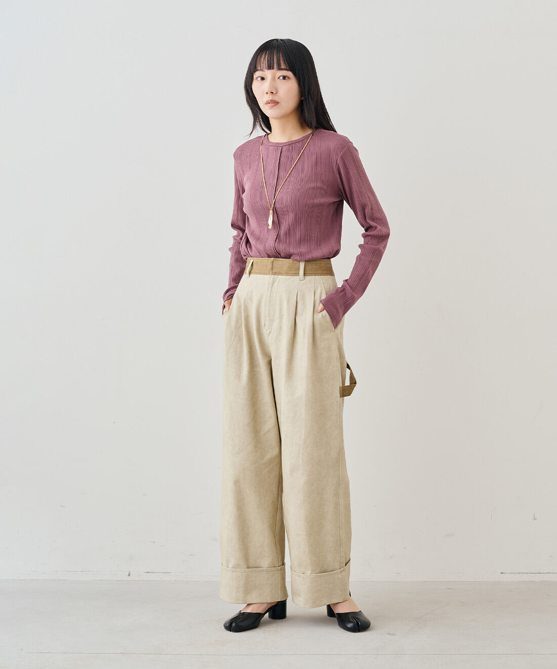 MEDE19F|ヴィンテージライク チノ素材 ワークスラックス〈ベージュ〉とコットンランダム リブトップスの会とケミカル加工　ワッフルトップスの会のコーディネート