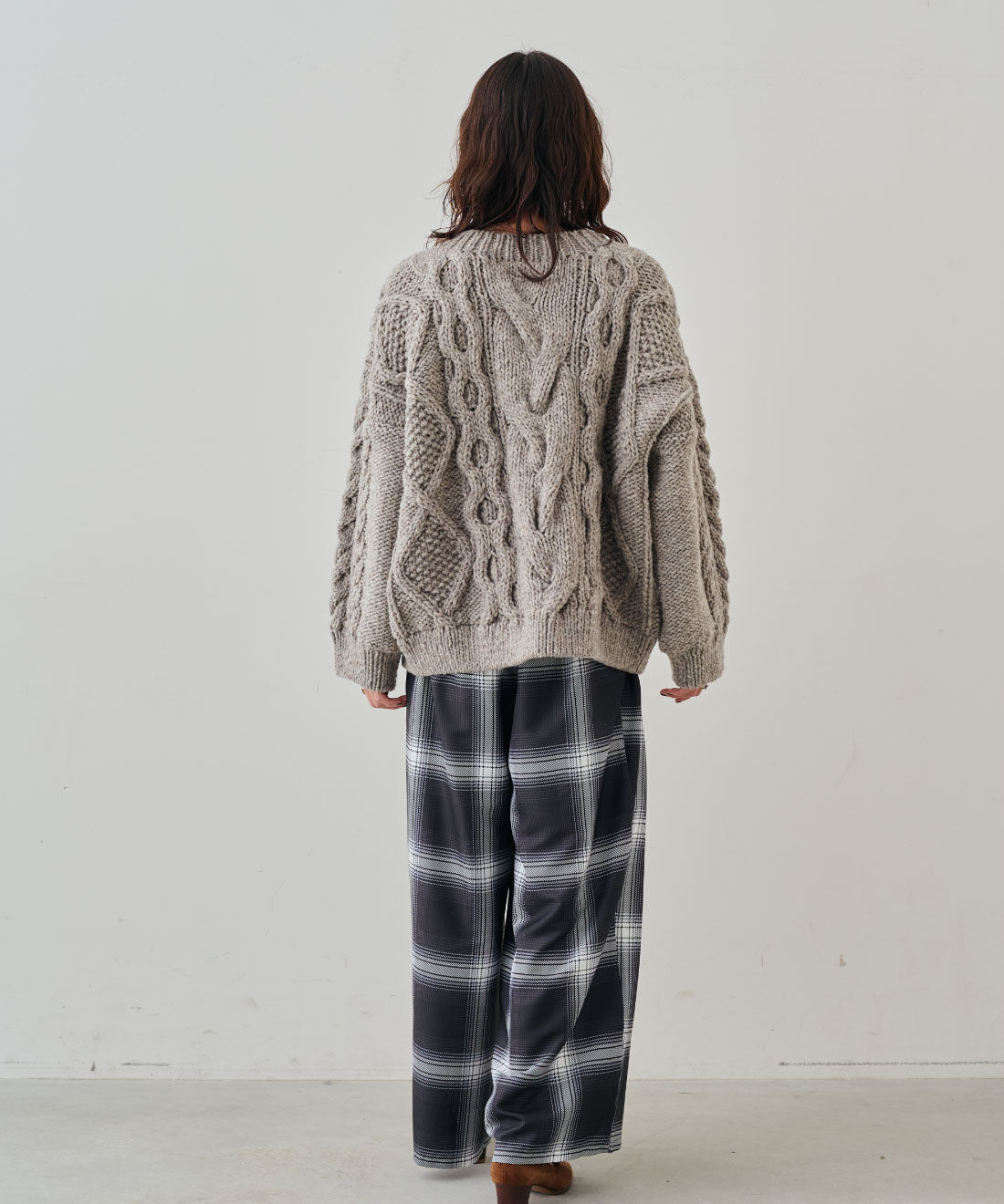 MEDE19F|MEDE19F   ペルーで手編みされたケーブルニットカーディガン〈グレージュ〉|モデル身長： 168cm