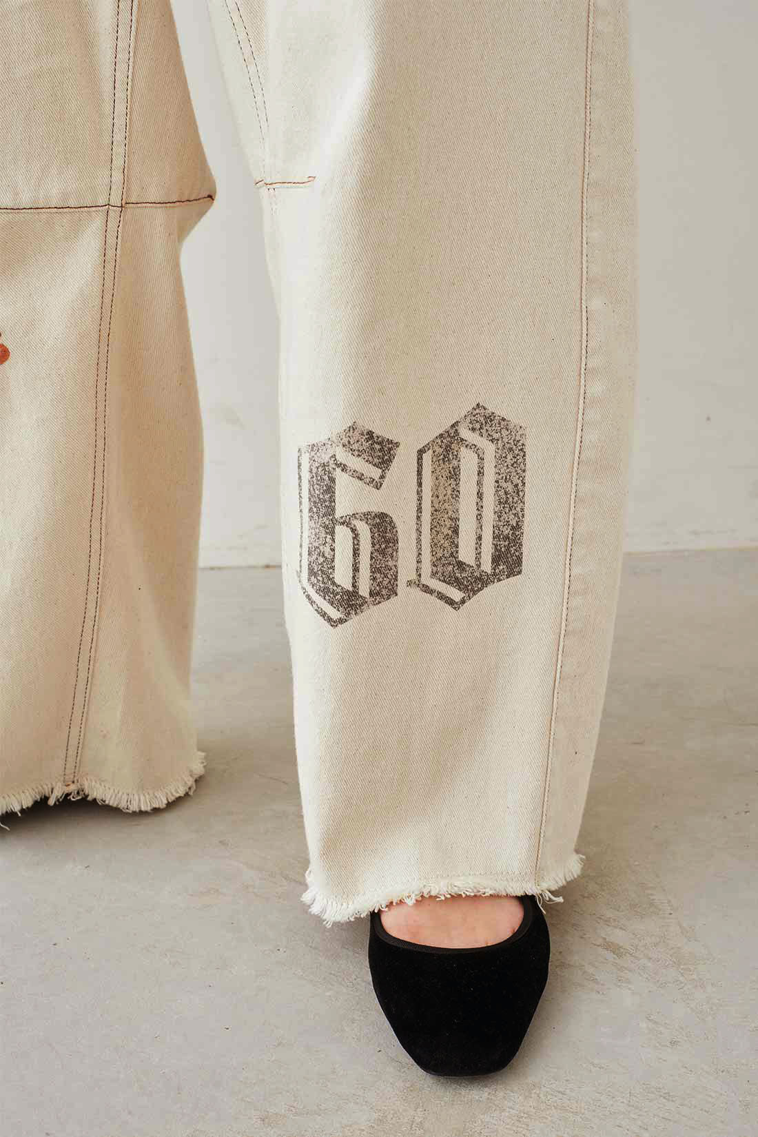 MEDE19F|MEDE19F　刺繍とプリントにこだわったバレルパンツ〈オフホワイト〉