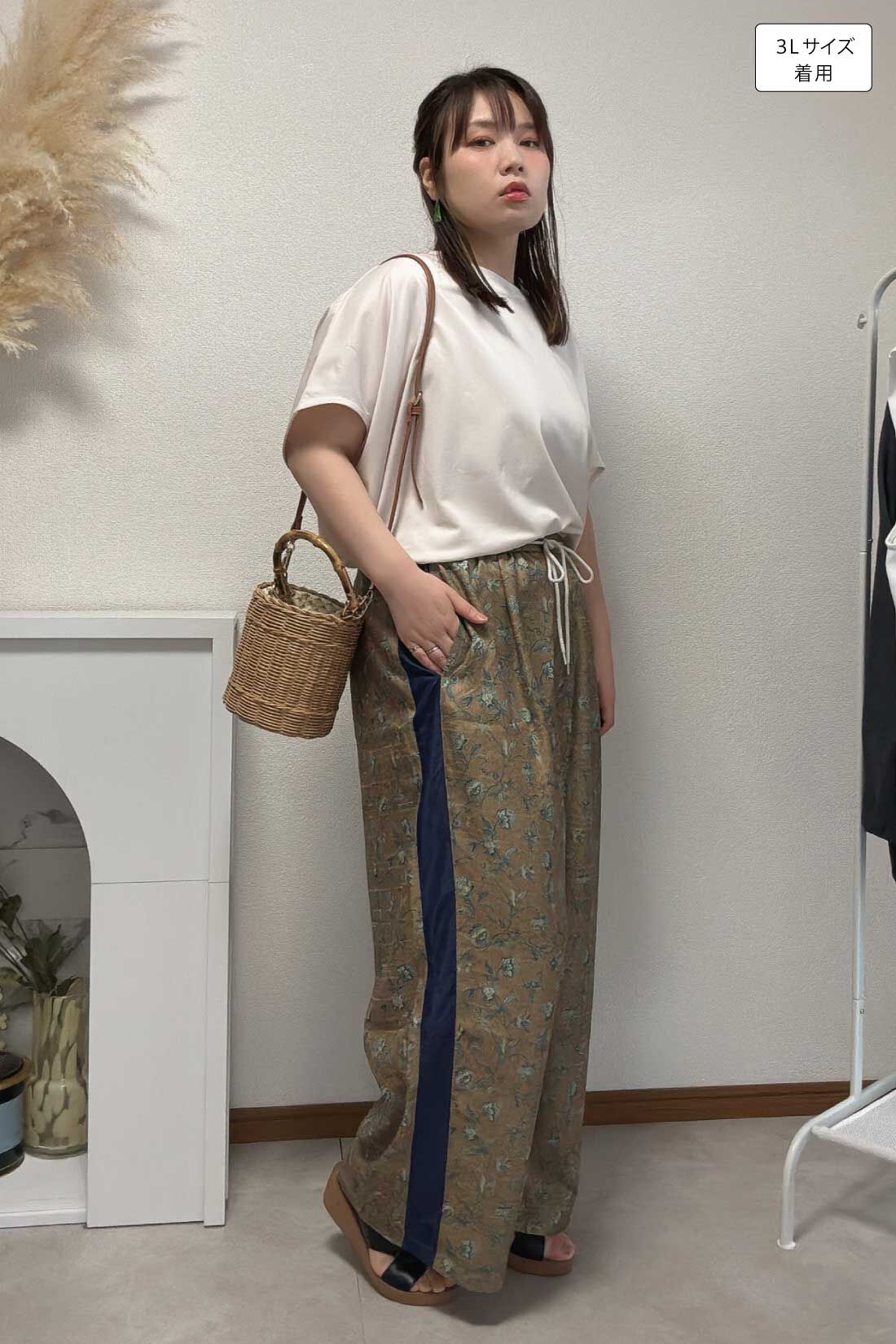 MEDE19F|接触冷感 ドルマンスリーブカットソートップスの会とミュルーズモダン サイドラインプリントパンツ〈キャメル〉のコーディネート
