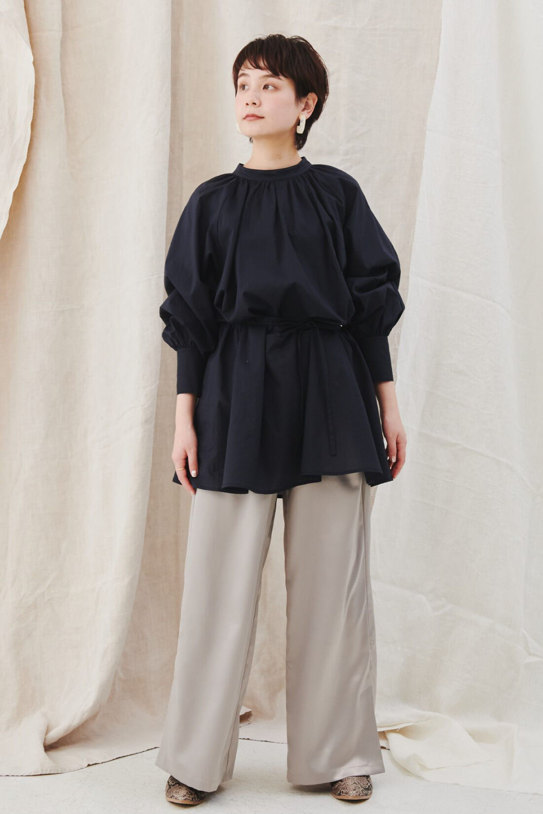 MEDE19F|【WEB限定】MEDE19F　コットンギャザーブラウス〈ネイビー〉|モデル身長：157cm