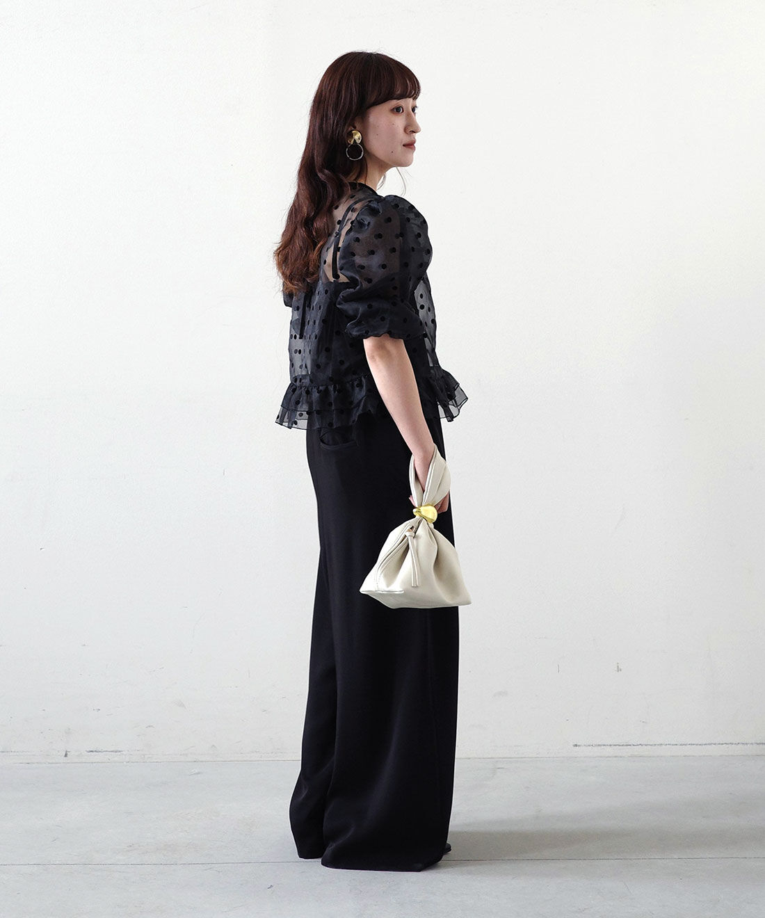 MEDE19F|フロッキードット オーガンジートップス〈ブラック〉のコーディネート|モデル身長： 156cm　Mサイズ着用