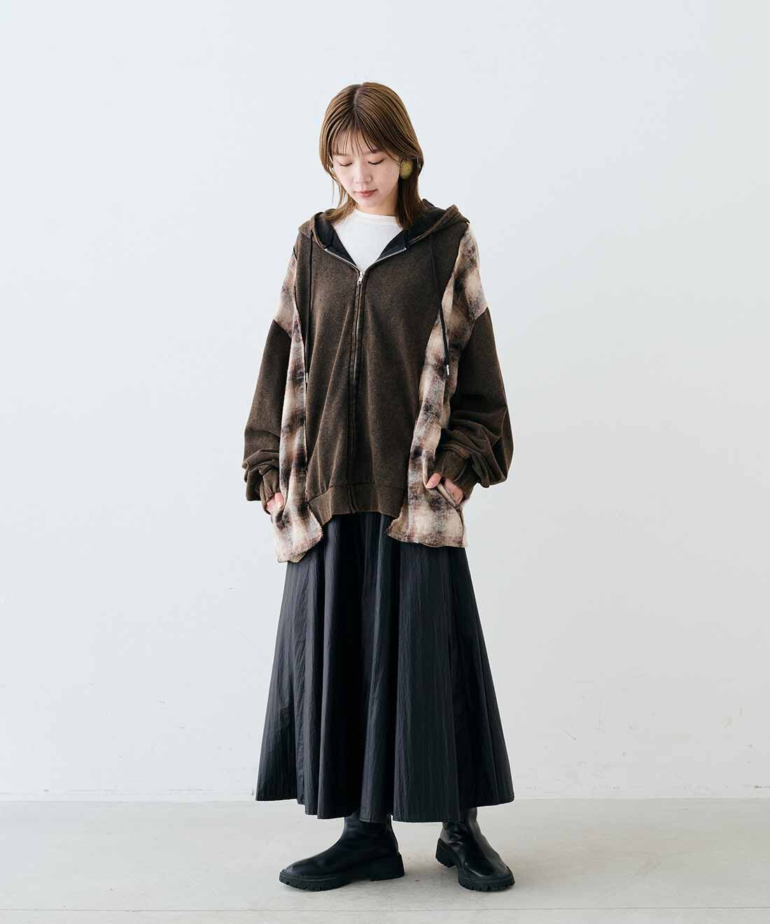 MEDE19F|コーティング素材 ギャザースカートとチェック地と裏毛のリメイクライク フーディー〈ブラック〉と防水加工のフェイクレザートラックブーツＭＤ１９とヴィンテージラウンドモチーフイヤリングとティシュータッチ レイヤードトップスセットのコーディネート|モデル身長：163cm　着用サイズ：M