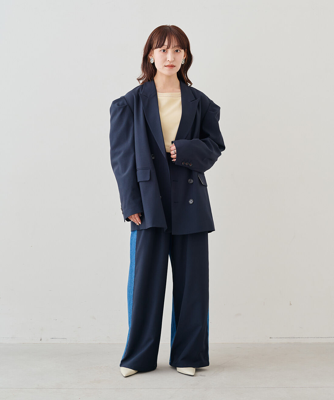 MEDE19F|ネイビーブレザーとクラッシュべロア調 トップスの会とドッキングマリンパンツ〈ネイビー〉のコーディネート