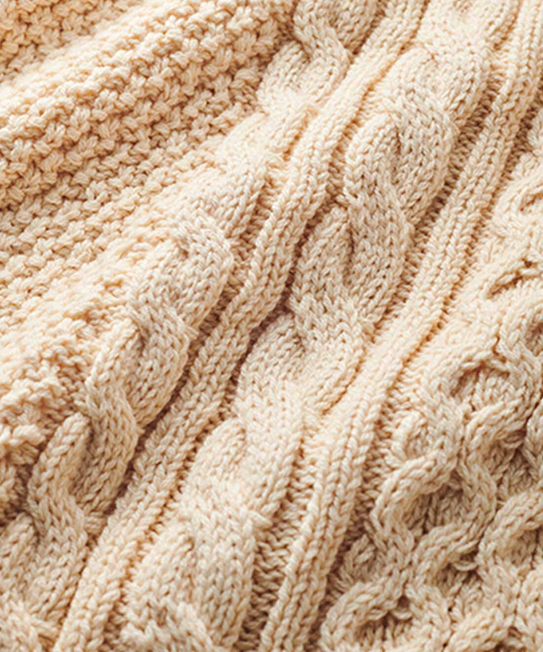 MEDE19F|MEDE19F　刺繍入りアランニットタートル|綿混のミドルゲージニット。ほどよい厚みであたたかく、軽やかな着心地。
