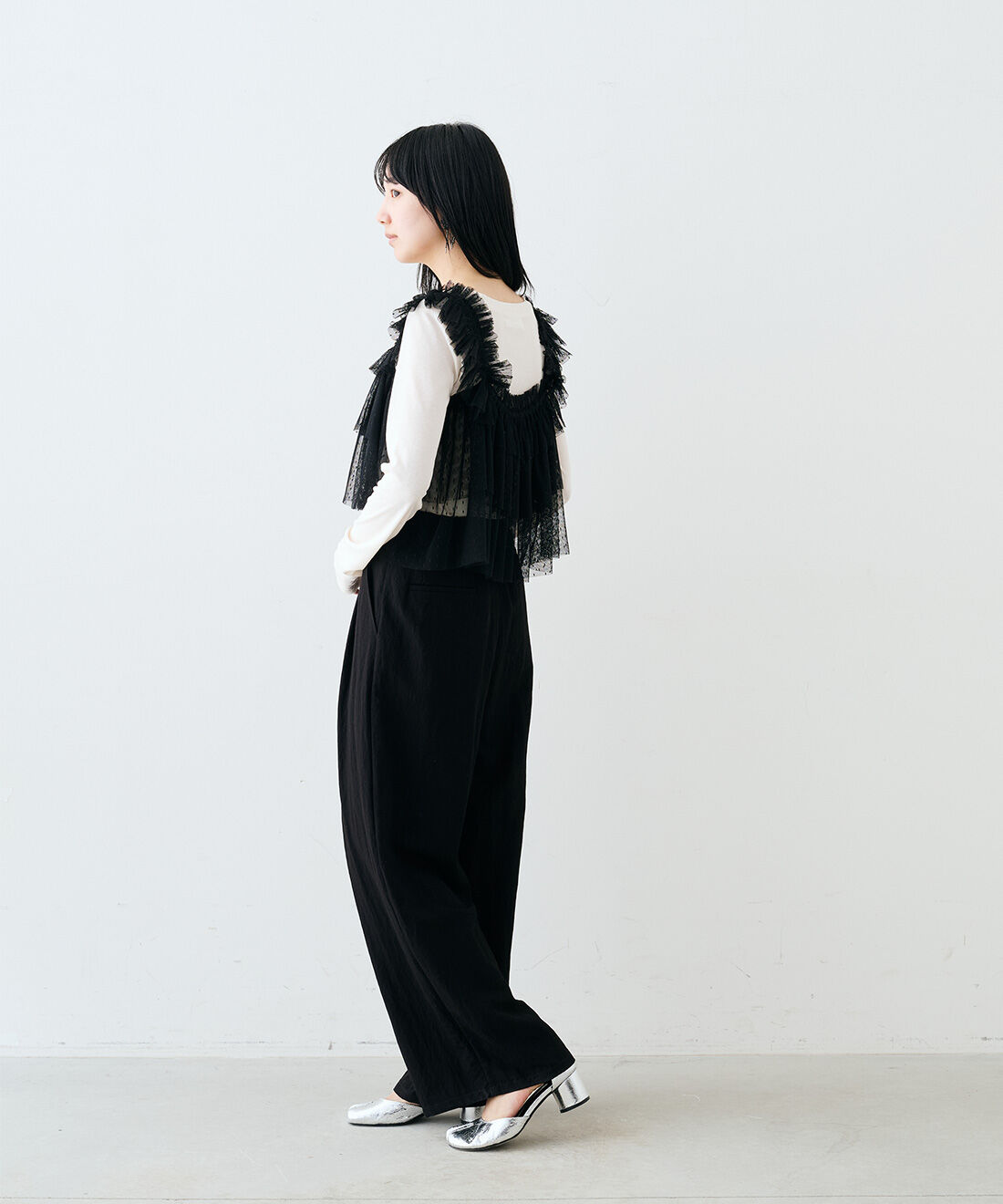 MEDE19F|贅沢にチュールを重ねたビスチェ トップスセット〈ブラック〉とレーヨン混のシャリ感のあるワイドスラックス〈ブラック〉とビーズフリンジ イヤアクセ〈ブラック〉のコーディネート|モデル身長：163cm　着用サイズ：M