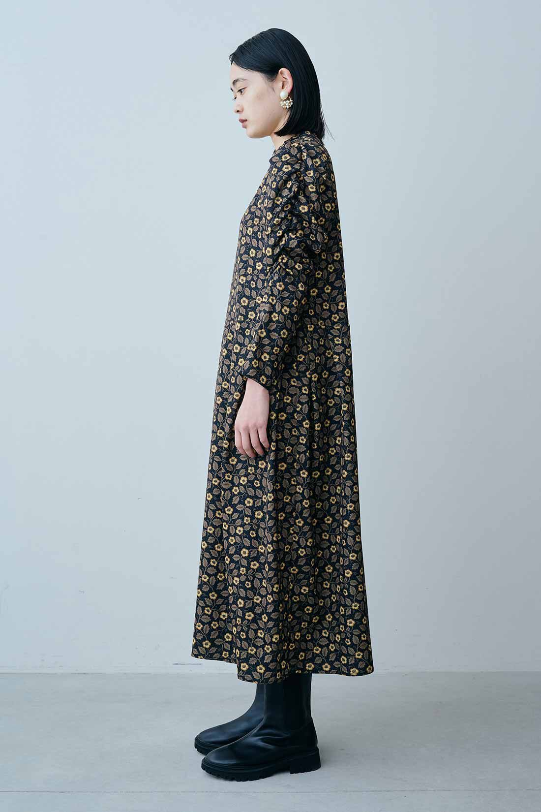 MEDE19F|MEDE19F　〈atelier Morris〉アシメトリーヘムデザインのプリントワンピース〈ネイビー〉|モデル身長：167cm　着用サイズ：M