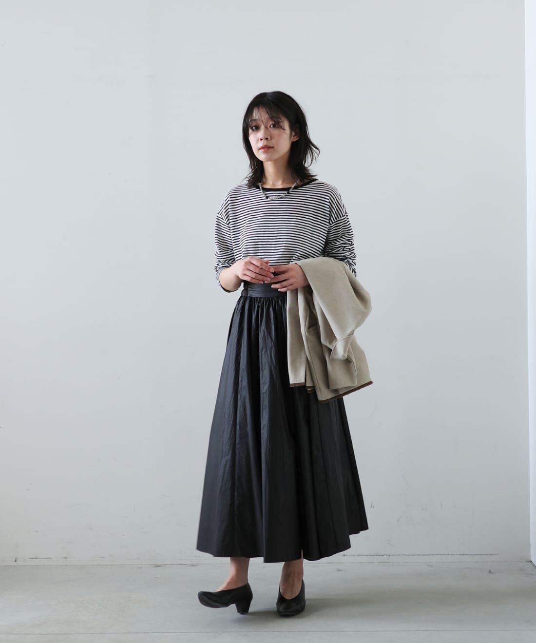 MEDE19F|フリンジ遣いのリラックス ダブルジャケット〈グレージュ〉とシアーボーダーカットソーとコーティング素材 ギャザースカートのコーディネート