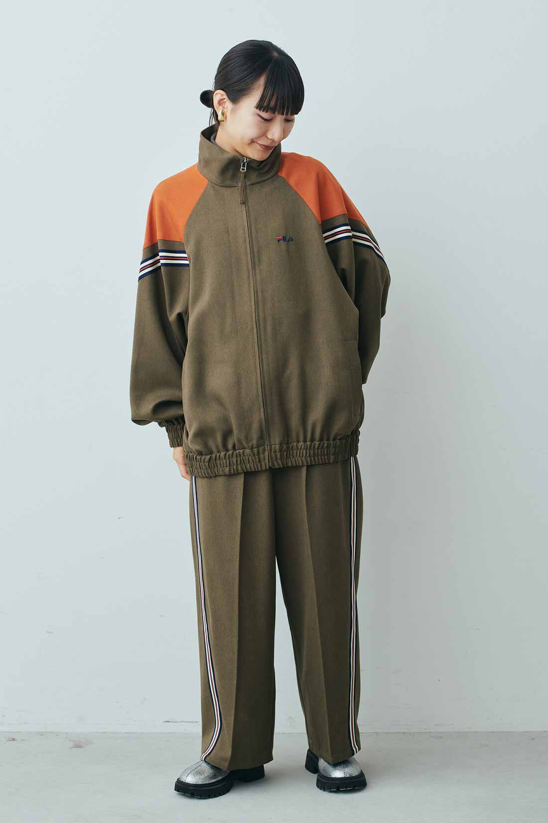 MEDE19F|MEDE19F　FILA for MEDE19F 大人もはけるトラックスラックス〈ミリタリーカーキ〉|モデル身長：158cm　着用サイズ：M