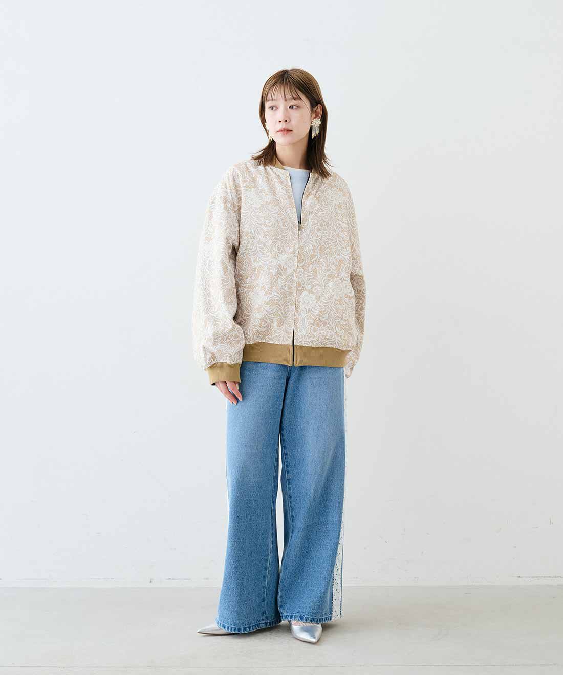 MEDE19F|レースサイドラインの加工デニム〈インディゴブルー〉とレースプリント リバーシブル中わたブルゾン〈ブラック&times;ベージュ〉とビーズフリンジ イヤアクセ〈キスカ〉とティシュータッチ レイヤードトップスセットのコーディネート|モデル身長：163cm　着用サイズ：M