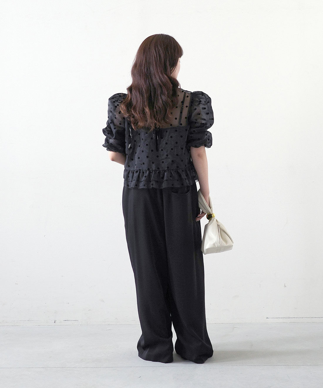 MEDE19F|フロッキードット オーガンジートップス〈ブラック〉のコーディネート|モデル身長： 156cm　Mサイズ着用