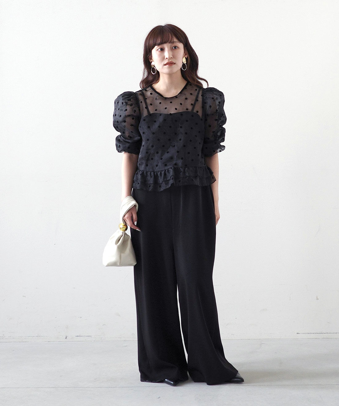 MEDE19F|フロッキードット オーガンジートップス〈ブラック〉のコーディネート|モデル身長： 156cm　Mサイズ着用