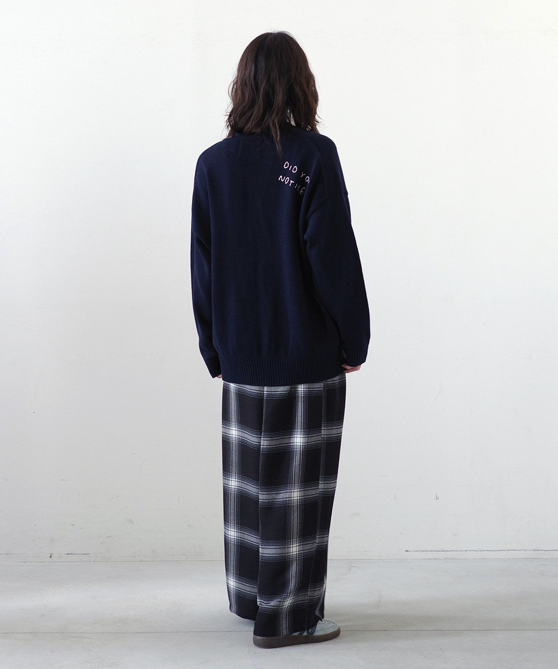 MEDE19F [メデ・ジュウキュウ]|コットンシアー ラグラントップスとラップデザイン プリントチェックパンツ〈ブラック〉のコーディネート|モデル身長： 168cm　Mサイズ着用