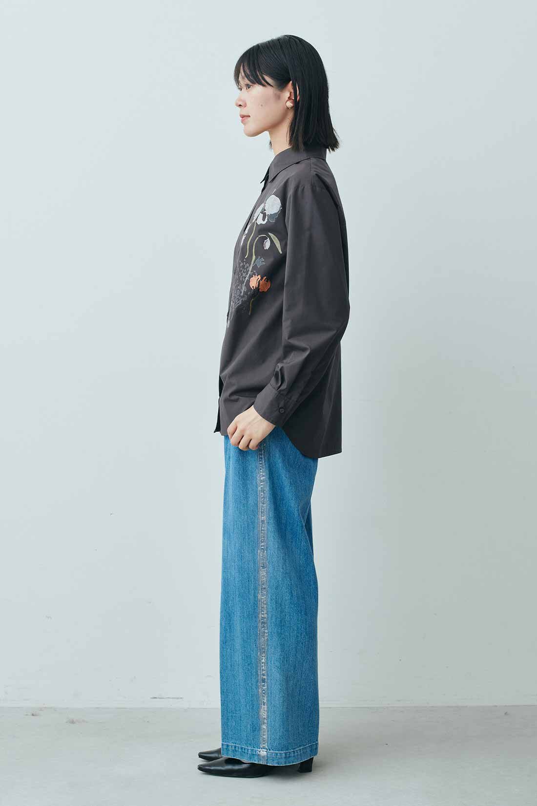 MEDE19F|MEDE19F　ミュルーズモダン〈「ミュルーズ染織美術館」アーカイブコレクション〉フラワーモチーフプリントシャツ〈チャコールグレー〉|モデル身長：163cm　着用サイズ：M