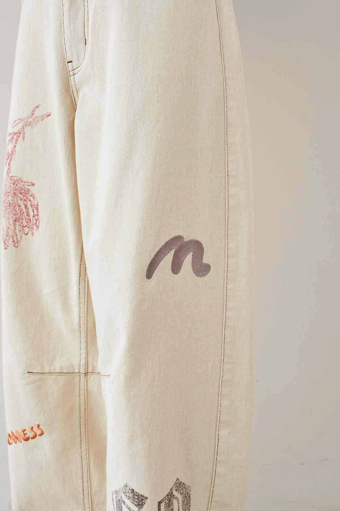 MEDE19F|MEDE19F　刺繍とプリントにこだわったバレルパンツ〈オフホワイト〉