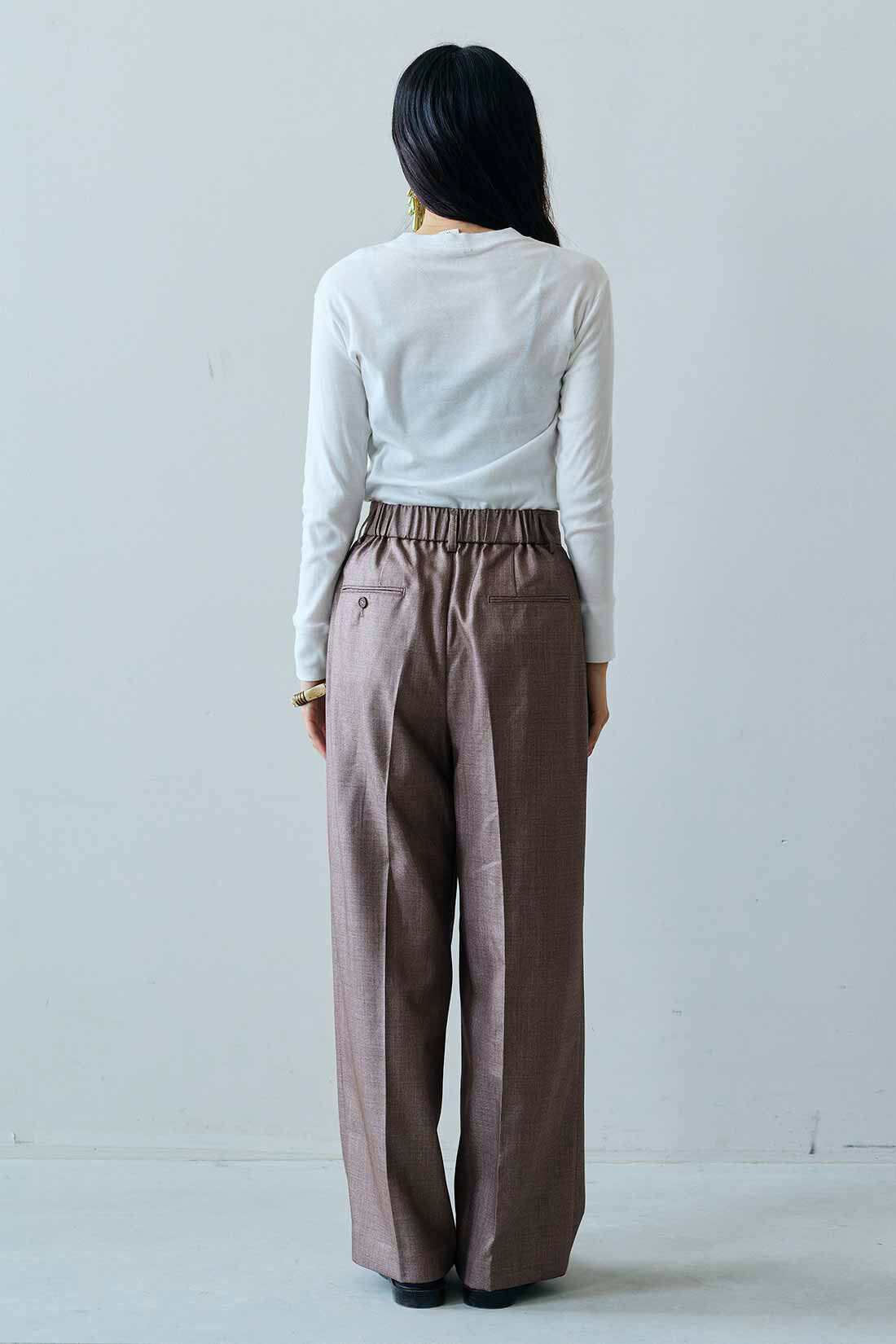 MEDE19F|MEDE19F　シャークスキンのリラックスワイドスラックス〈グレーベージュ〉|モデル身長：163cm　着用サイズ：M