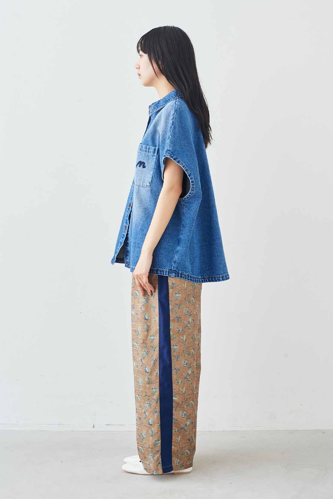 MEDE19F|MEDE19F　ステッチ刺繍のあるオーバーサイズデニムシャツ〈ブルー〉|モデル身長：163cm　着用サイズ：M