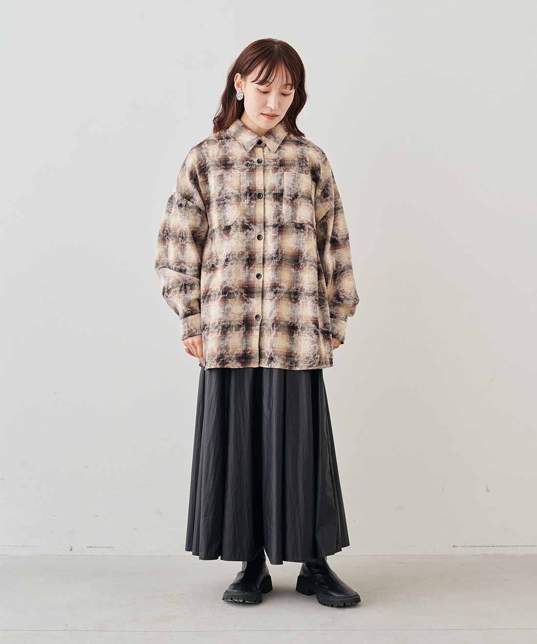 MEDE19F|テントシルエット オーバーサイズキルティングジャケット〈カーキ〉とヘイジーチェックシャツ〈ブラウン〉とコーティング素材 ギャザースカートのコーディネート