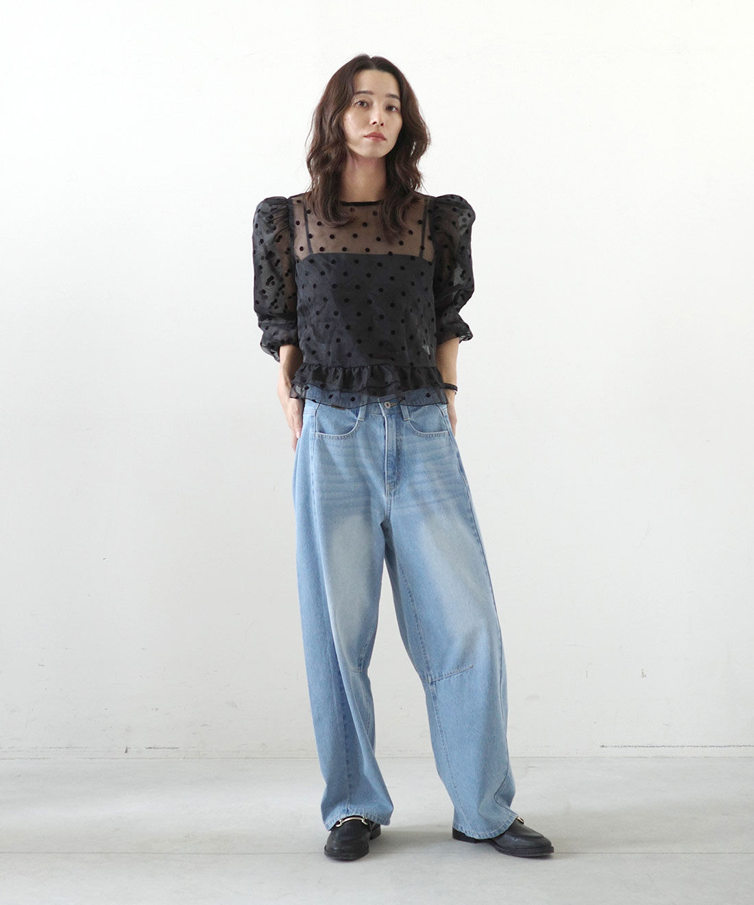 MEDE19F [メデ・ジュウキュウ]|フロッキードット オーガンジートップス〈ブラック〉のコーディネート|モデル身長： 168cm　Mサイズ着用