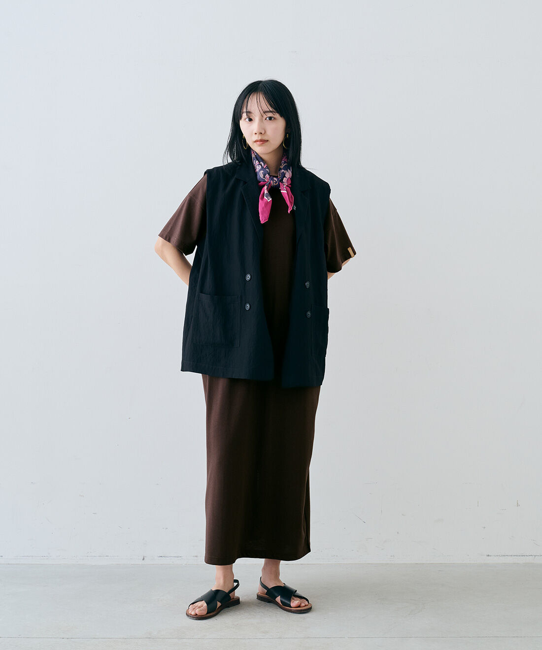 MEDE19F|汗じみ軽減加工のカットソーワンピースとオーバーサイズ スリーブレスジャケット〈ブラック〉とatelierMorris英国ボタニカルデザインの大判ハンカチ〈ネイビー〉とEDER SHOES 1538 NERO / NEROとヴィンテージフープイヤリングのコーディネート