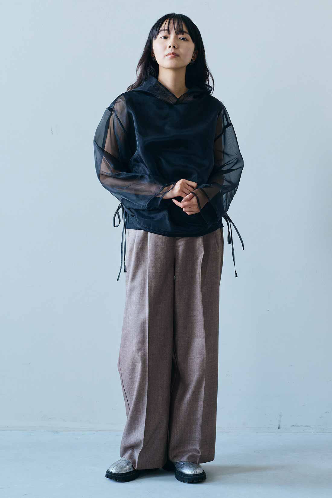 MEDE19F|MEDE19F　シャークスキンのリラックスワイドスラックス〈グレーベージュ〉|モデル身長：163cm　着用サイズ：M