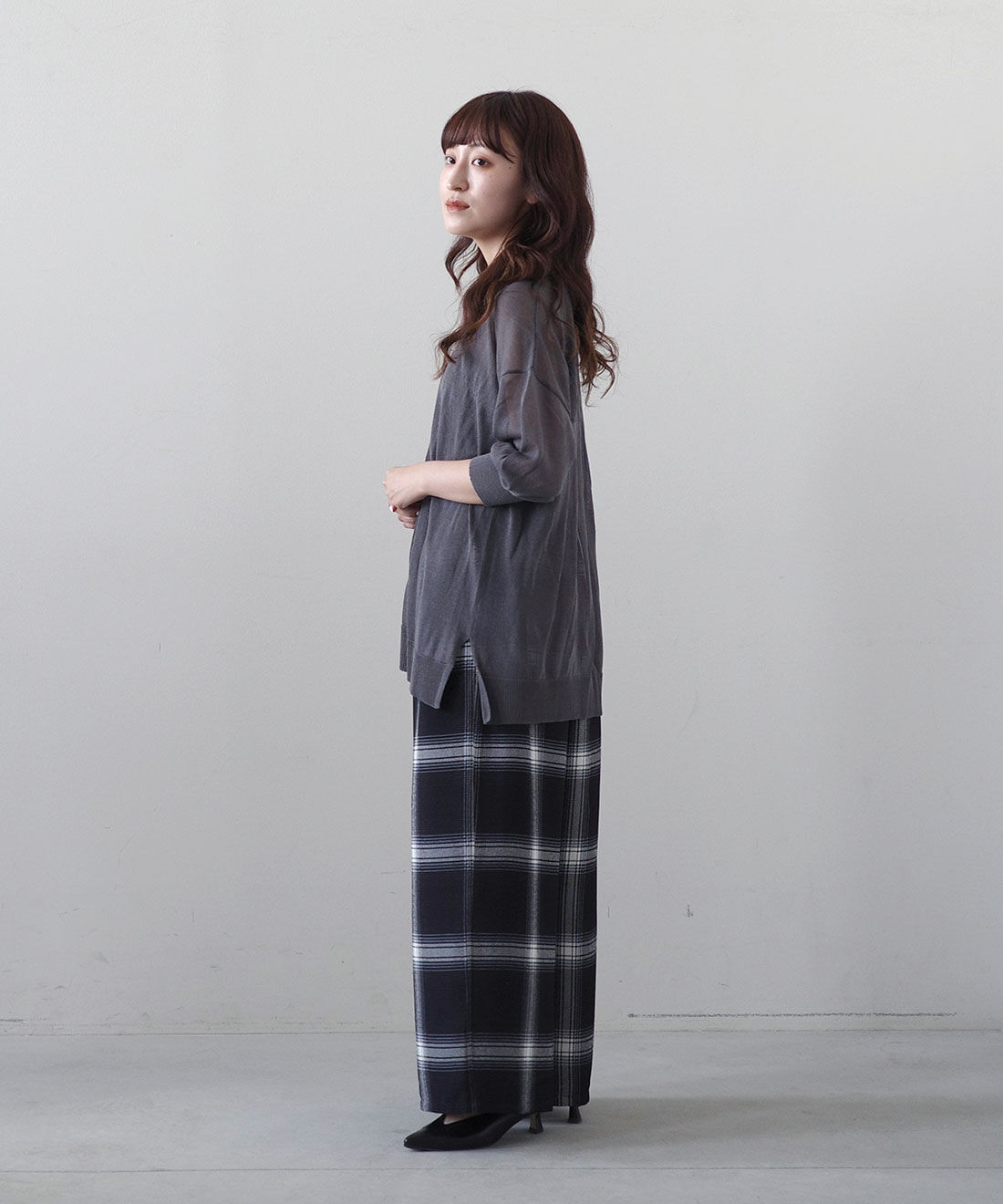 MEDE19F|ラップデザイン プリントチェックパンツ〈ブラック〉とチュール遣い カップ付きリブタンクトップの会とチュール遣い カップ付きリブタンクトップの会のコーディネート|モデル身長： 156cm　Mサイズ着用