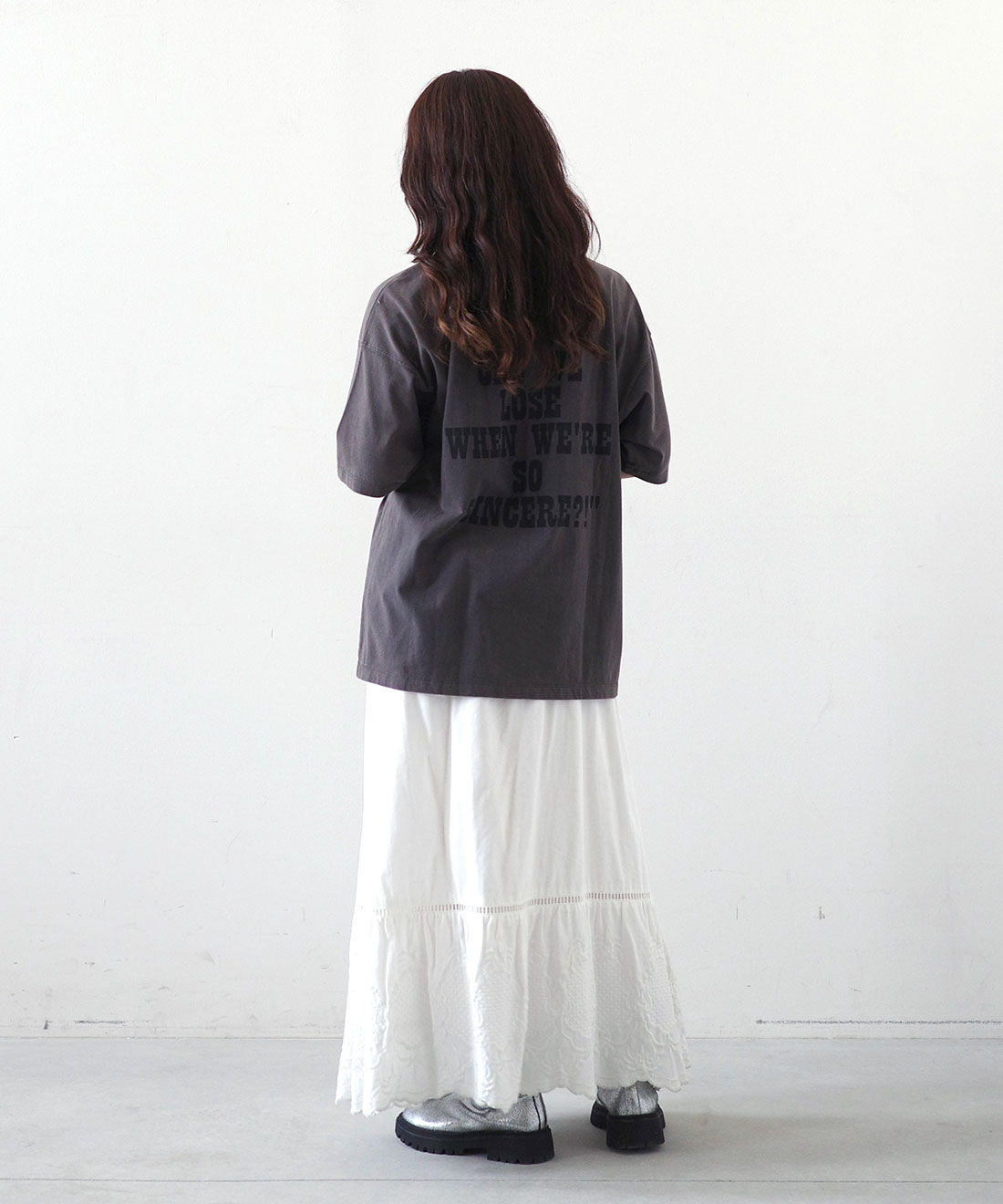 MEDE19F [メデ・ジュウキュウ]|MEDE19F PEANUTS 古着 プリントTシャツとシルバーのクラックレザー調トラックブーツのコーディネート|モデル身長： 156cm　Mサイズ着用