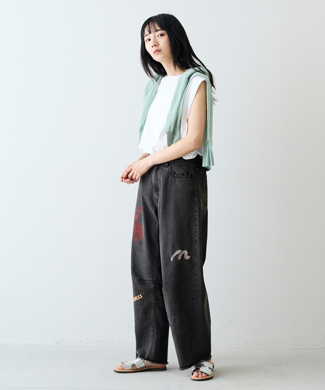 MEDE19F|MEDE19F 刺しゅうとプリントをほどこしたバレルデニム|モデル身長：163cm　着用サイズ：M