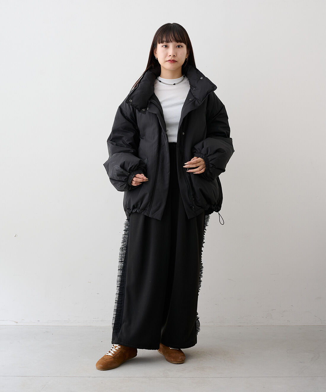 MEDE19F|吸湿発熱コットンクルーネックホワイトトップスの会とサイドラインフリルエアロゲルカットソーパンツのコーディネート