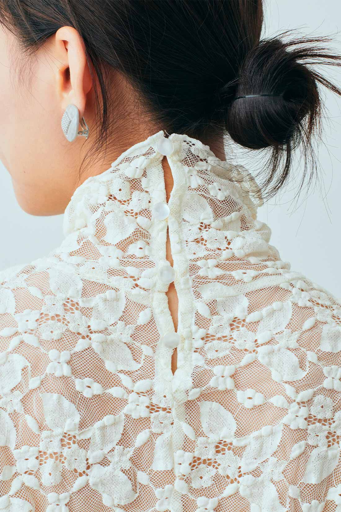 MEDE19F|MEDE19F　レースハイネックトップス|ネックの後ろはボタン開き。