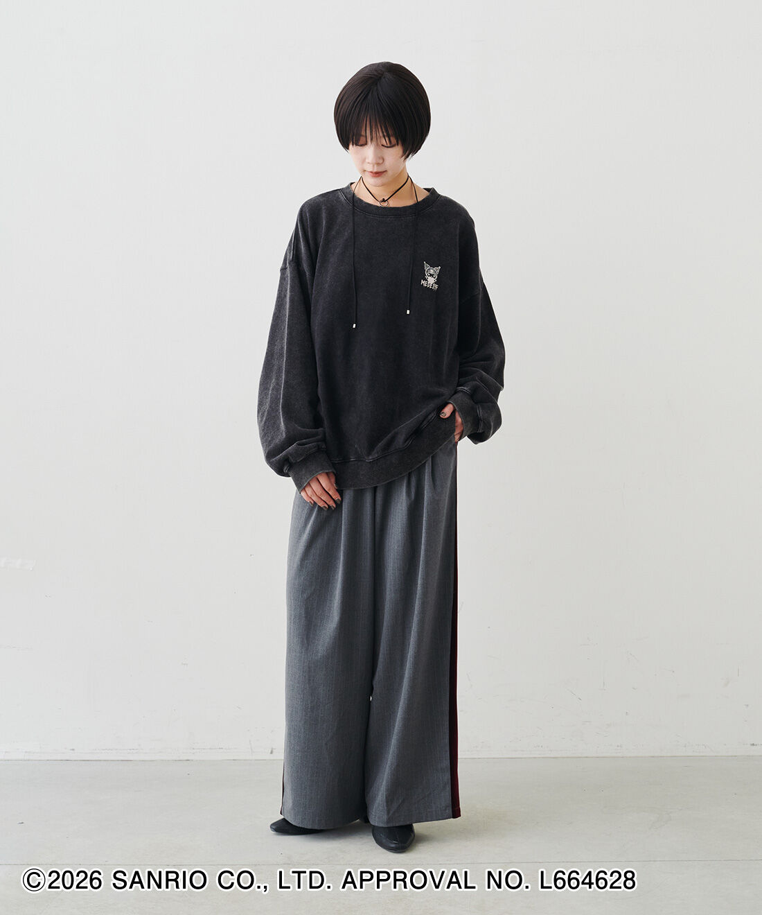 MEDE19F|KUROMI &times; MEDE19Fビンテージライクスウェット〈フェードブラック〉とヴィンテージガラスハートモチーフシルクコードネックレスのコーディネート|モデル身長：163cm　着用サイズ：M
