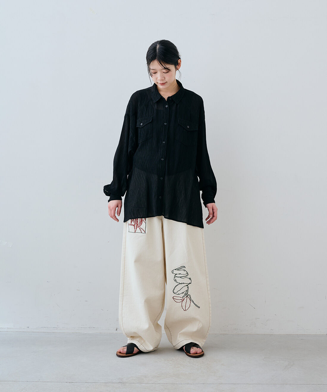MEDE19F|アート刺繍をほどこした ワイドパンツ〈生成り〉とEDER SHOES 1542 NERO / 13のコーディネート|163cm　size：M