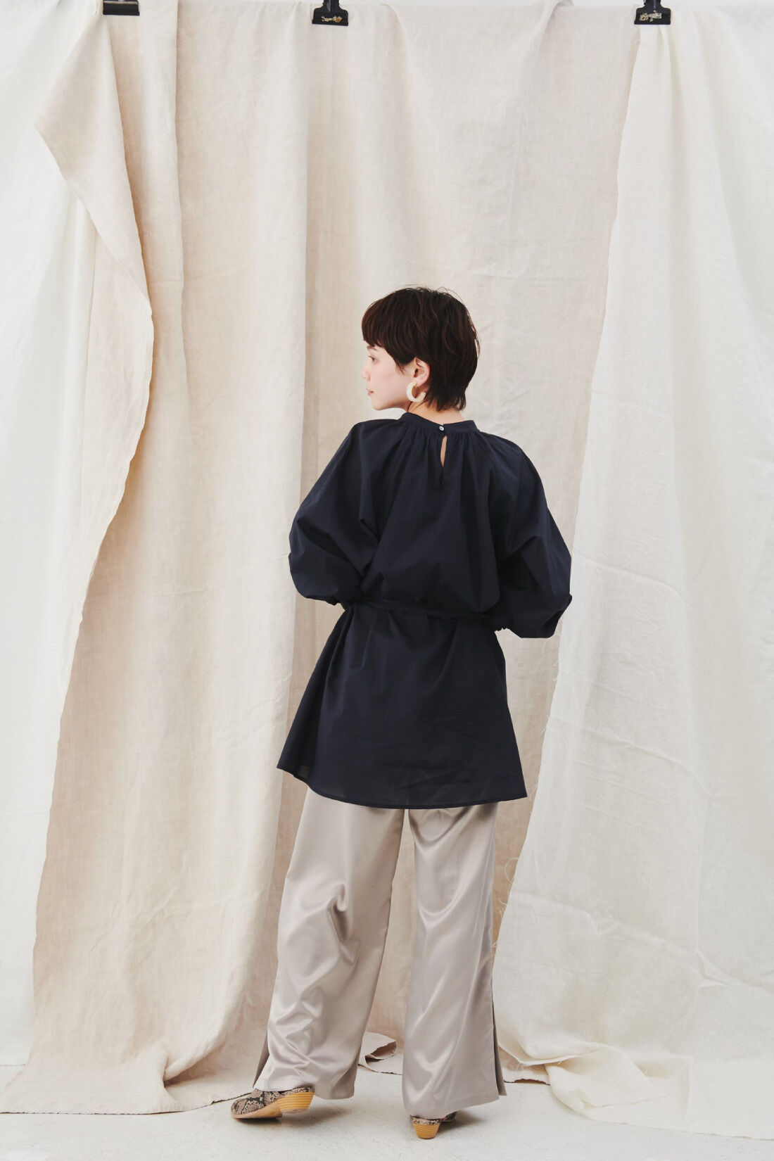 MEDE19F|【WEB限定】MEDE19F　コットンギャザーブラウス〈ネイビー〉|モデル身長：157cm