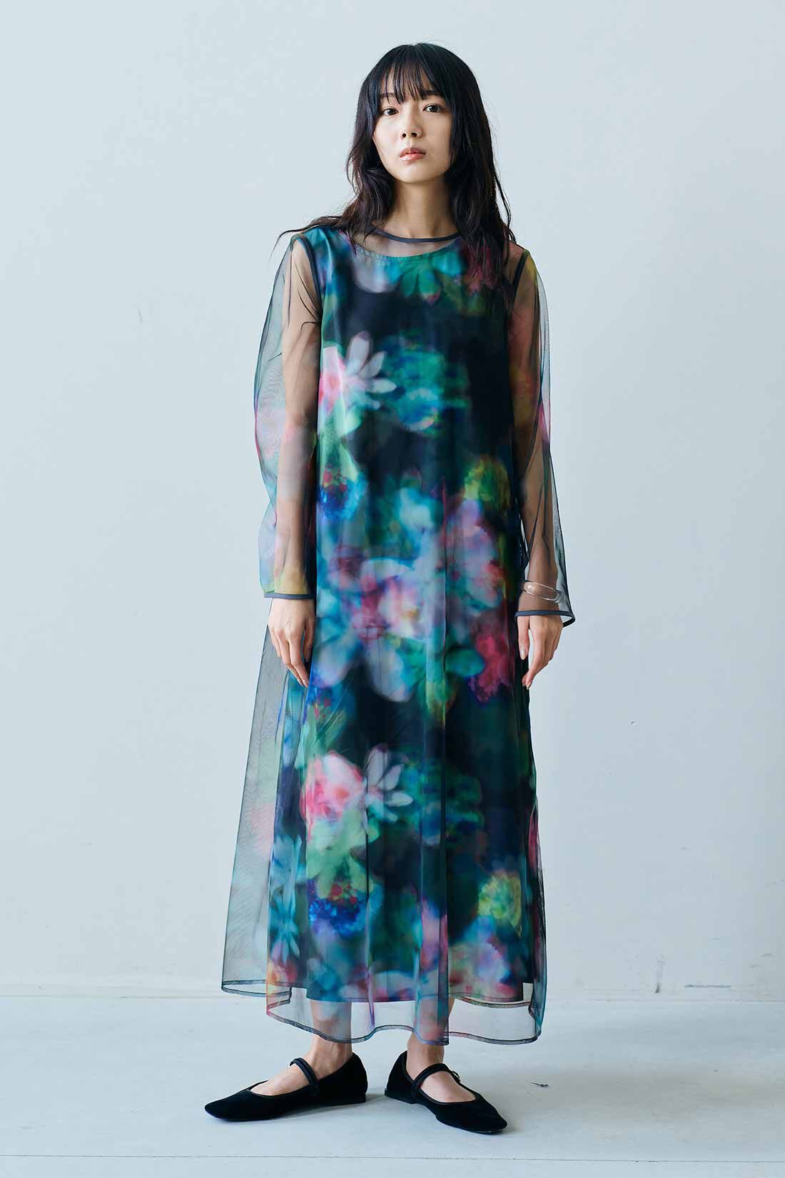 MEDE19F|MEDE19F　花柄のプリントを重ねたシアードレス〈ブラック〉|モデル身長：163cm　着用サイズ：M