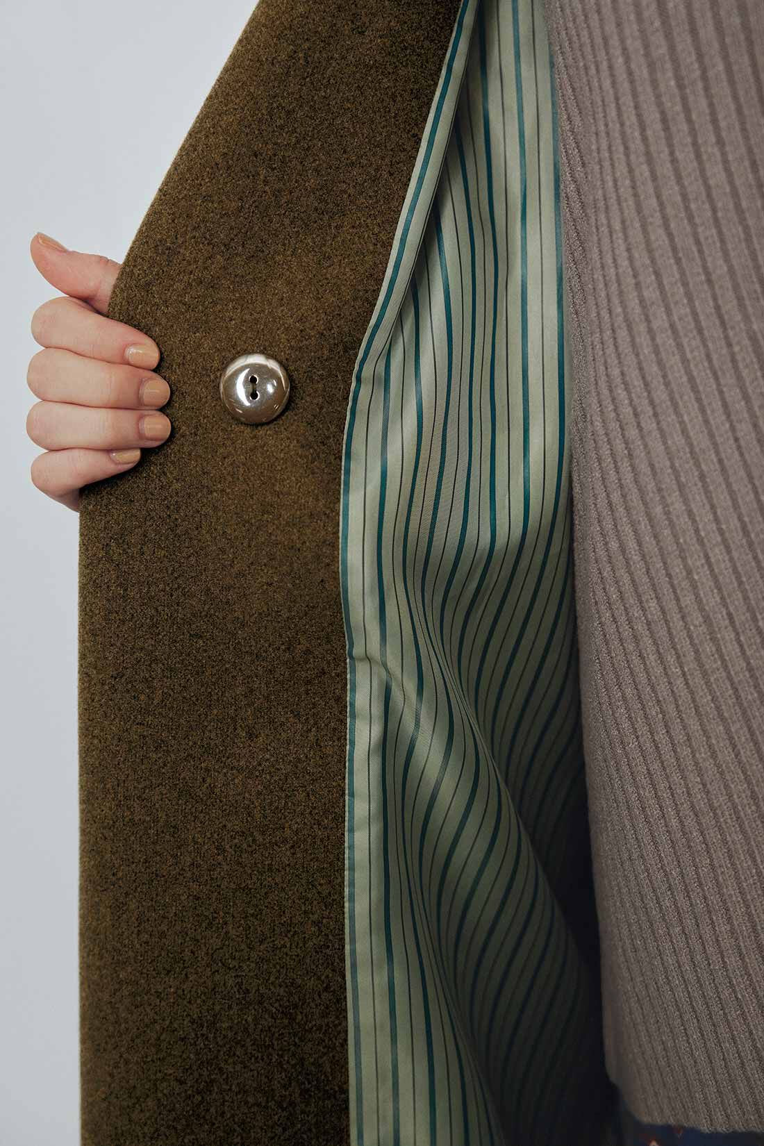 MEDE19F|MEDE19F　合皮を合わせたメルトン調ミリタリーコート〈カーキ〉|おさがりのジャケット裏のようなストライプの裏地をセレクト。