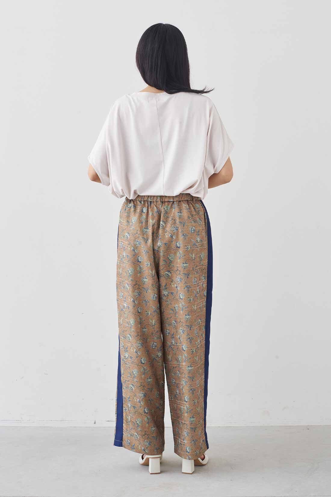 MEDE19F|MEDE19F　ミュルーズモダン〈「ミュルーズ染織美術館」アーカイブコレクション〉サイドラインプリントパンツ〈キャメル〉|モデル身長：163cm　着用サイズ：M