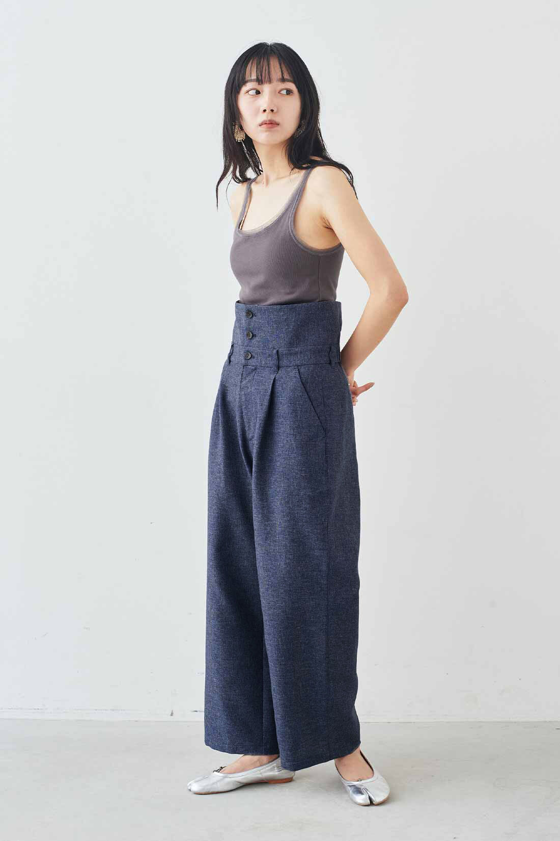 MEDE19F|MEDE19F　リネンライク素材のウエストアクセントパンツ〈グレー〉|モデル身長：163cm　着用サイズ：M